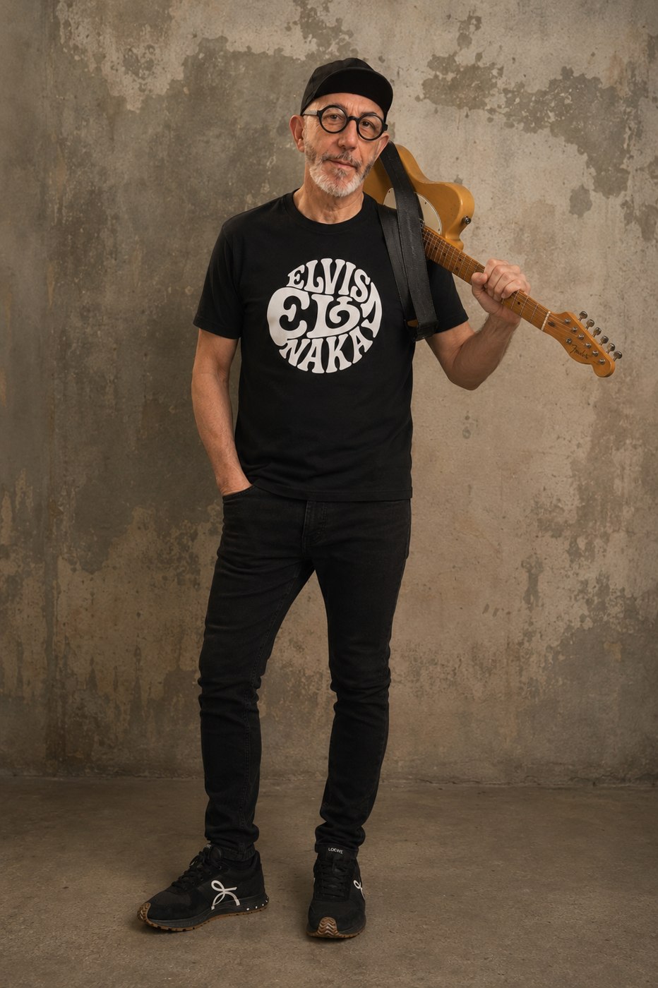 Elvis Naka con la camiseta oficial y la guitarra al hombro