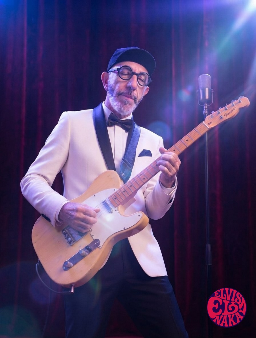 Elvis Naka tocando la Telecaster en el escenario, entre luces
